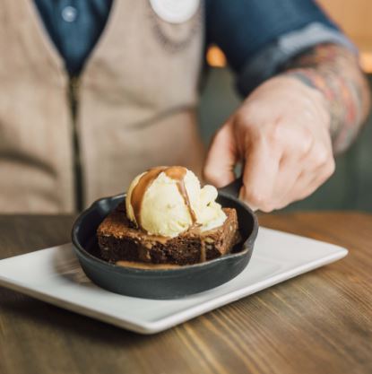 Cierra el año con nuestros postres: Escoge el brownie americano de SteakBurger.